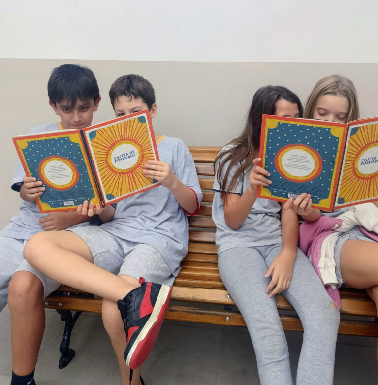 Celebramos el Día del Libro con una ronda llena de poesía. Los maestros y las maestras, los chicos y las chicas recitaron e interpretaron poemas de distintas formas, temas y autores. Escenas que, esperamos, queden en un rinconcito del ♥️ de los chicos y de las chicas.