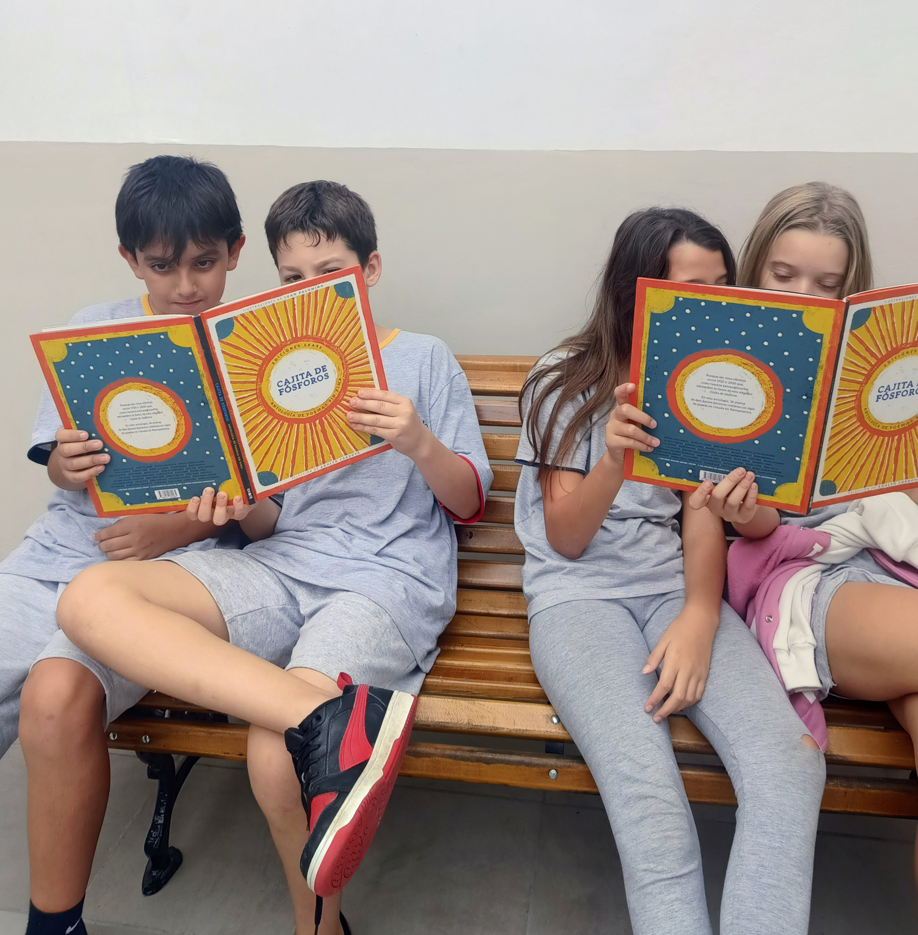 Celebramos el Día del Libro con una ronda llena de poesía. Los maestros y las maestras, los chicos y las chicas recitaron e interpretaron poemas de distintas formas, temas y autores. Escenas que, esperamos, queden en un rinconcito del ♥️ de los chicos y de las chicas.