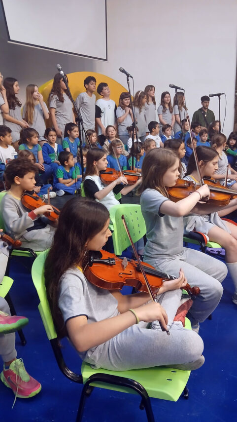 La orquesta ÆQUALIS visitó el jardín 